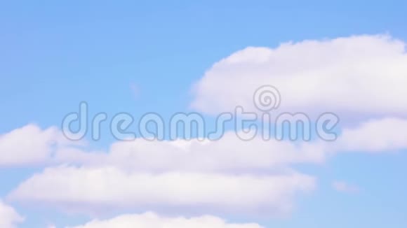 大自然白云背景是晴朗的蓝天4k时间推移第三部分视频的预览图