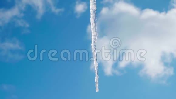 巨大的长冰柱顶着明亮的蓝天白云视频的预览图