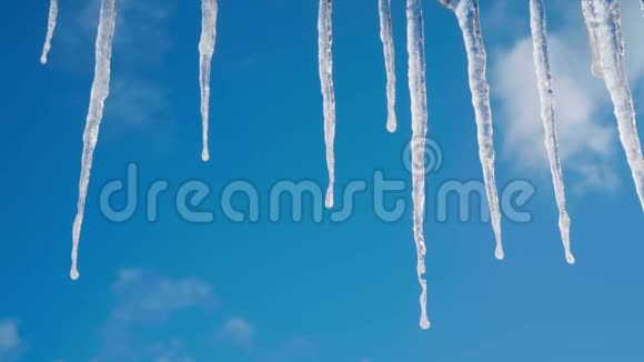 巨大的长冰柱顶着明亮的蓝天白云视频的预览图