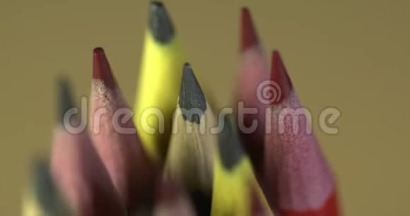 鲜艳的铅笔在自己周围旋转视频的预览图