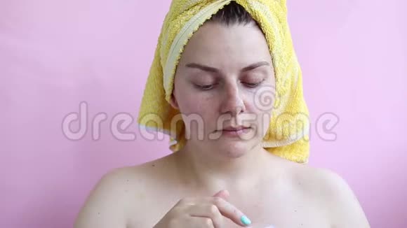 女孩涂抹面霜年轻模特洗澡后润和身体护理视频的预览图