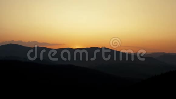空中观日出太阳从山后的云层里出来视频的预览图