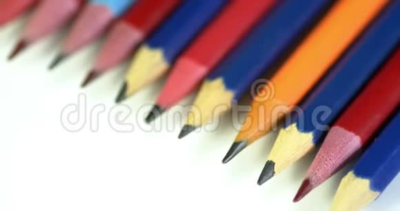 鲜艳的铅笔在自己周围旋转视频的预览图