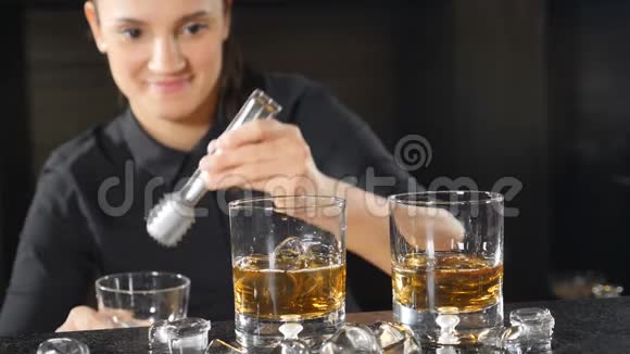 律师的概念女酒保服务员准备酒精鸡尾酒缓慢地滴下冰块友好友好视频的预览图