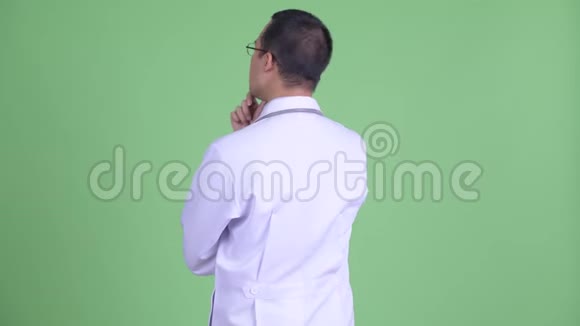 带眼镜的亚洲男医生的后视镜视频的预览图