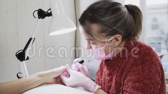 美甲粉色医用口罩和手套制作美甲客户美容院视频的预览图