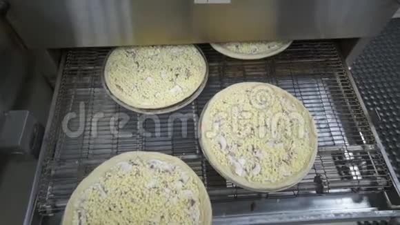 披萨在比萨饼店烤成烤箱视频的预览图
