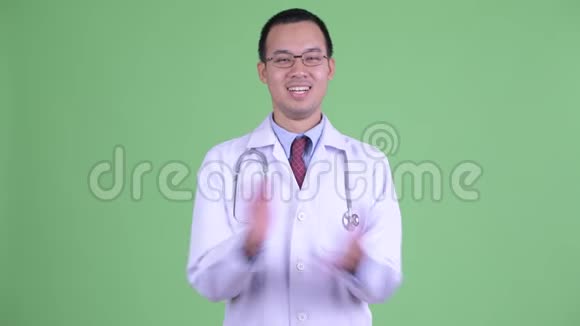 戴眼镜的亚洲快乐男医生拍手视频的预览图