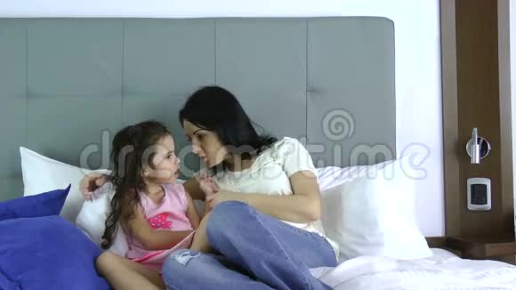 丈夫送礼物给妻子和女儿在卧室视频的预览图