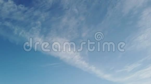在天空中随着左边的复制空间时移的平流层云向高处移动视频的预览图