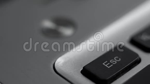 手提电脑键盘的宏图视频的预览图