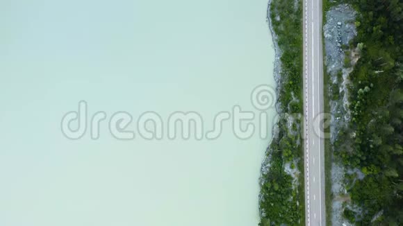 空中无人机拍摄到一条被森林和河流包围的空路俄罗斯阿尔泰视频的预览图