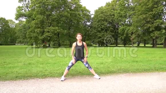 慢动作在绿色公园运动的年轻运动女子视频的预览图