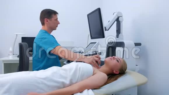 男医生用超声扫描仪诊断未婚妇甲状腺视频的预览图
