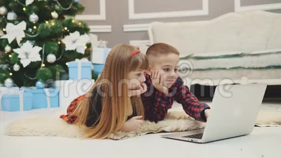 4k视频惊人的兄弟姐妹购买圣诞礼物与笔记本电脑在线视频的预览图
