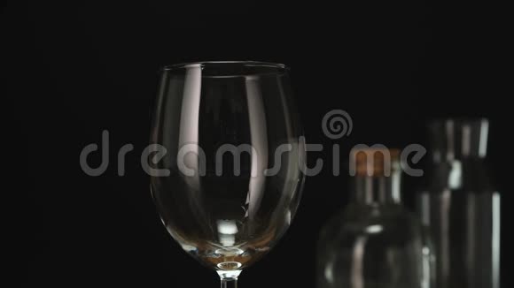 熟练的侍酒师把红酒从瓶子里倒入玻璃杯里快关门视频的预览图
