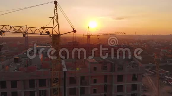 建设地点在城市中部私人住宅在日落4K视频的预览图