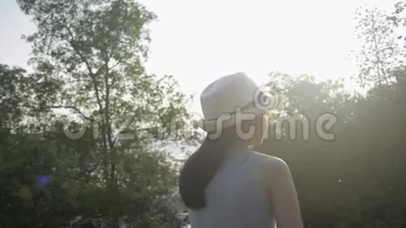 在普吉岛日落时分戴着草帽的亚洲姑娘带着红树林欣赏美丽的海岸风光视频的预览图