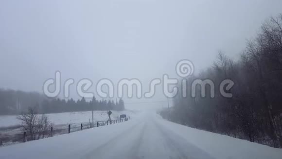 冬天在危险的道路条件下驾驶白雪天气司机的观点POV暴雪视频的预览图