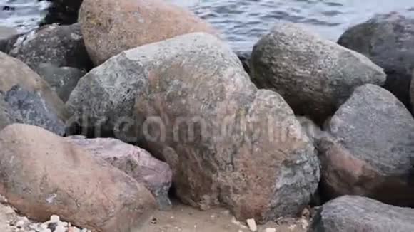 夏天海边的波浪和石头视频的预览图