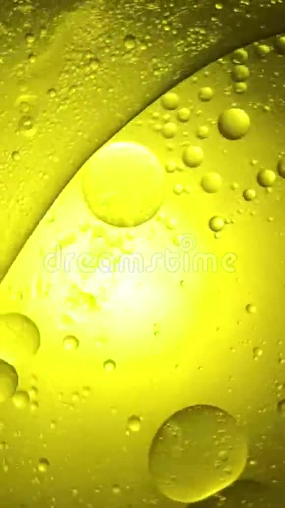 小气泡油像行星一样漂浮在水中视频的预览图