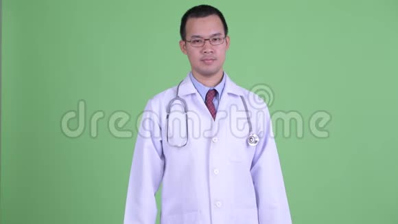 快乐的亚洲男子医生戴着眼镜竖起大拇指看上去很兴奋视频的预览图