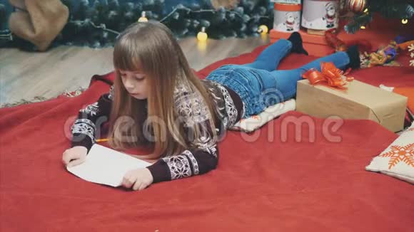 快乐女孩给圣诞老人的密信封上视频的预览图