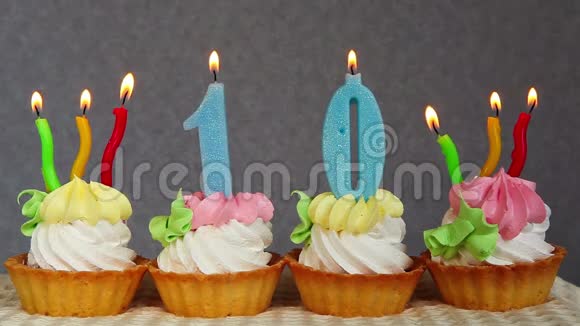 十个生日快乐蛋糕和蓝蜡烛视频的预览图