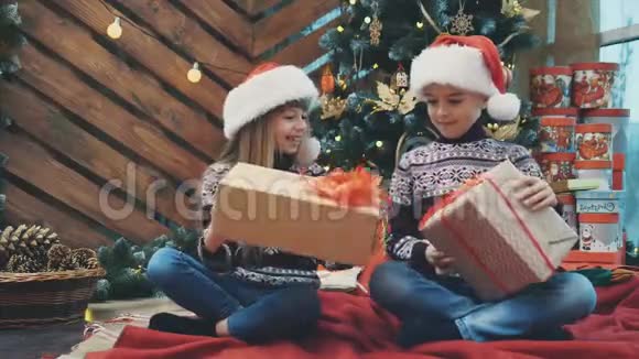 在4k视频中穿着圣诞老人的孩子们互相取笑竞争谁的礼物更好视频的预览图