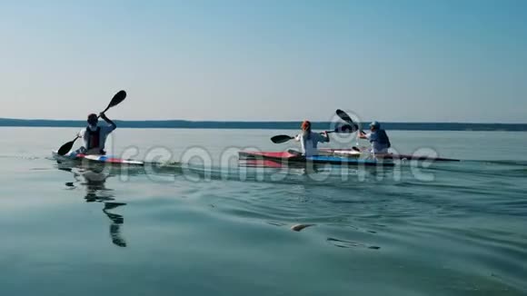 一群划手正沿着湖水划船视频的预览图