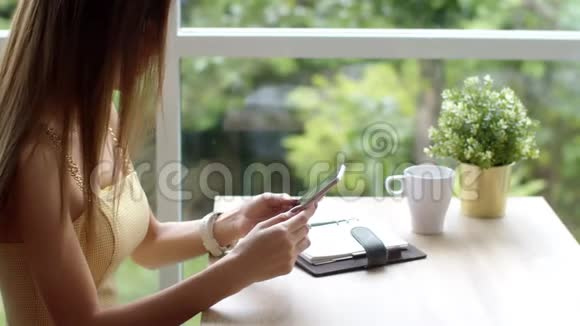 年轻漂亮的女士无接触的智能手机付款视频的预览图