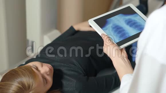 患者躺在床上x线检查视频的预览图