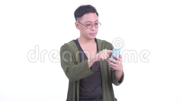 戴着眼镜的日本男人用电话接坏消息视频的预览图