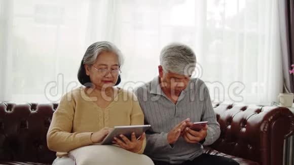 年长夫妇在家里使用透明的AR屏幕视频的预览图