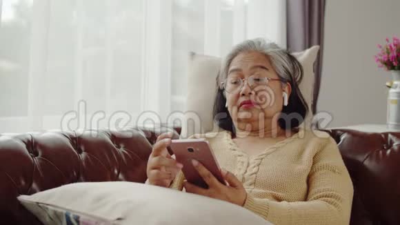老年妇女在听智能手机音乐时打瞌睡视频的预览图