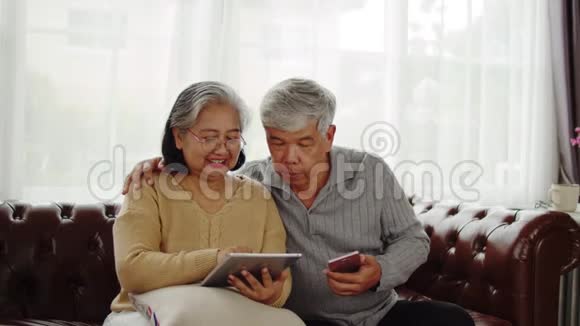 年长夫妇在家里使用透明的AR屏幕视频的预览图