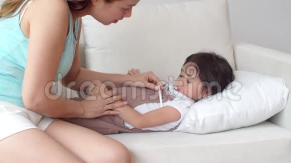 年轻的母亲检查和治疗她的女儿视频的预览图