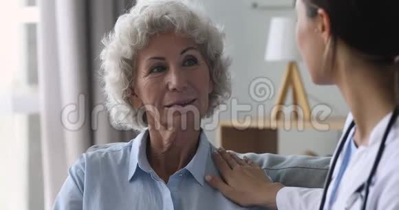 老年妇女在体检时与医生交谈视频的预览图