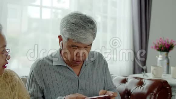 老人用无线耳机与电话通讯通话视频的预览图