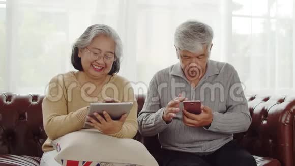 老年夫妇在家使用科技设备视频的预览图