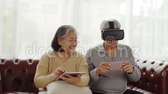 老两口玩虚拟现实眼镜游戏玩得开心视频的预览图