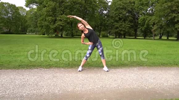 慢动作在绿色公园运动的年轻运动女子视频的预览图