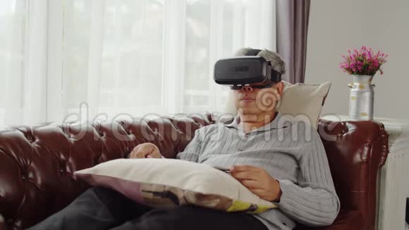 在家玩虚拟现实眼镜的老人视频的预览图