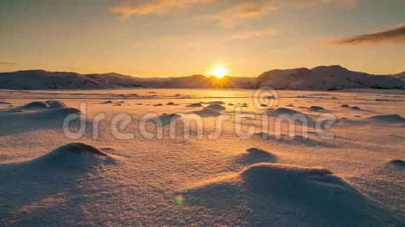 日落时分冰雪覆盖的北极苔原时间流逝视频的预览图