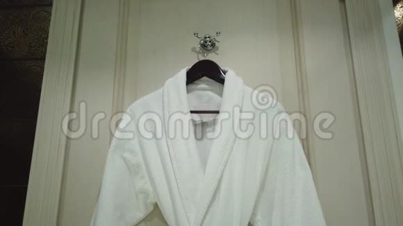 白色浴袍挂在浴室里视频的预览图