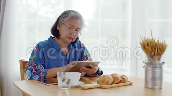 高级妇女在咖啡店使用智能手表付款视频的预览图
