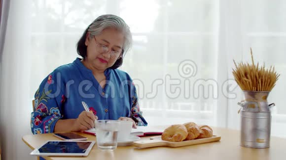 高级女性在咖啡店使用智能手机支付视频的预览图