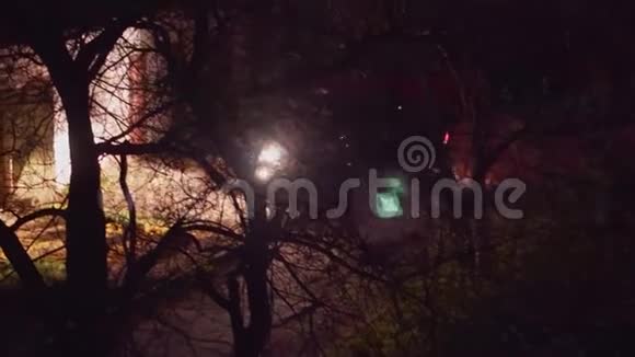 汽车驶进黑暗的庭院视频的预览图