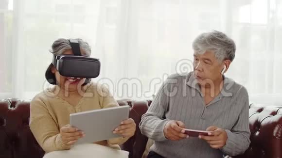 老年妇女玩虚拟现实眼镜游戏视频的预览图