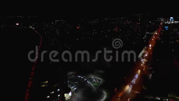 夜晚的城市灯火通明的十字路口车水马龙视频的预览图